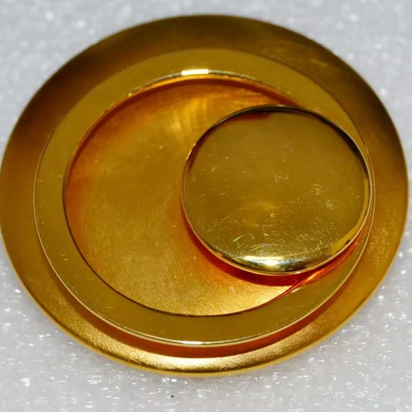 VTG Marcy Feld 3D Brooch/Pin Gold Tone Round - Picture 1 of 5